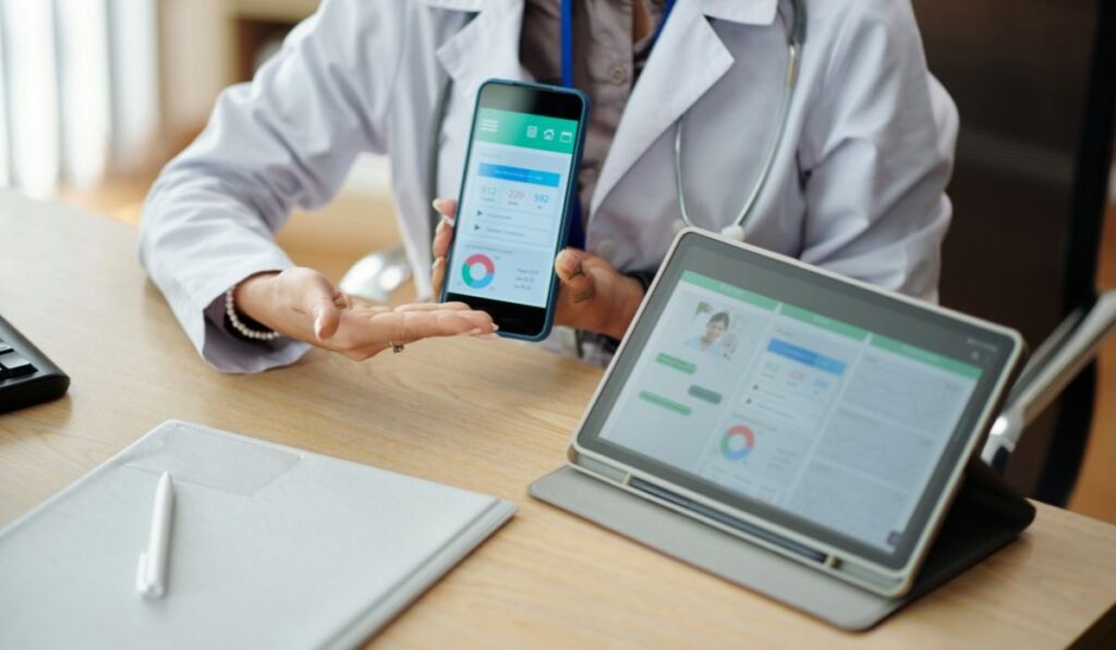 Mobile Apps in Healthcare: Closing the Distance Between Patients and Clinics